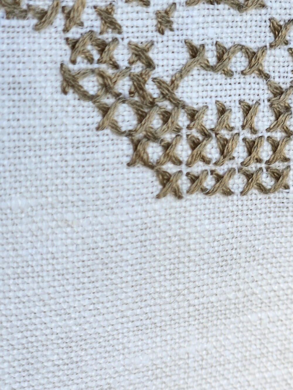 BROWN ROSE CROSSTITCH TABLECLOTH WITH CLUNY LACE - Picture 9 of 15